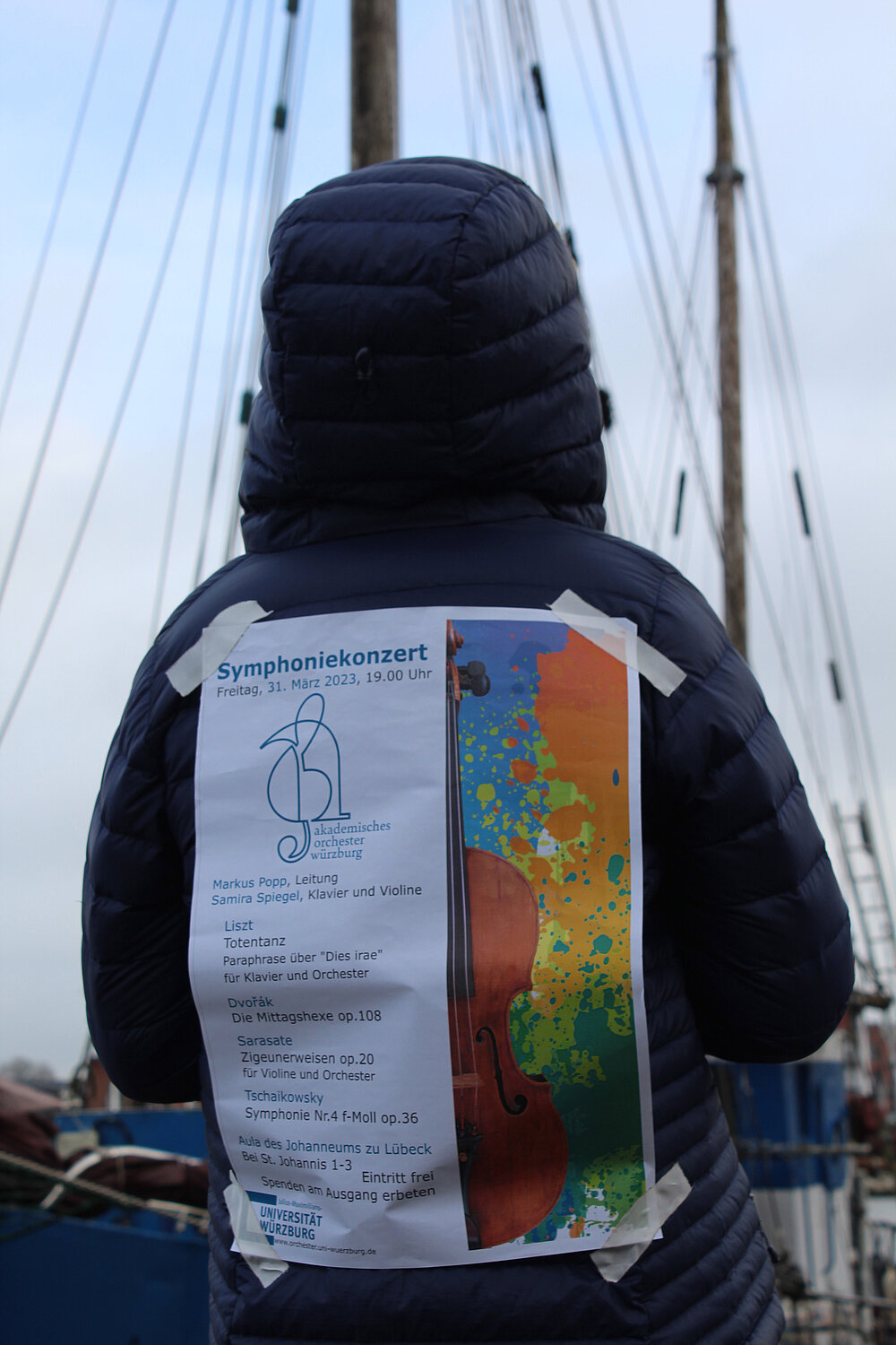 Tourneeplakat getragen in Lübeck